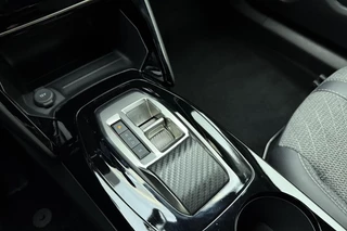 Peugeot 2008 1.2 Hybrid 145 Allure | Climate & Cruise Control | Parkeersensoren voor + achter | AppleCarplay/Android Auto | / 28