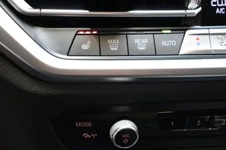BMW 3 Serie Sedan 318i Executive Sport Line Automaat  / Live Cockpit Professional / Stoelverwarming / Parkeersensoren voor+achter / LED / 18 Inch / DAB / Climate Control / Shadow Line / Extra Getint Glas / Apple CarPlay / Cruise Control / Lichtpakket / 30