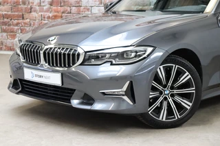 BMW 3 Serie Sedan 318i High Executive Luxury Line Automaat  / Live Cockpit Professional / Trekhaak / Stoelverwarming voor+achter / Achteruitrijcamera / Harman Kardon / Stuurverwarming / LED / Ambiance Verlichting / DAB / Sportstoelen / 2