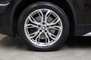 BMW X1 sDrive20i High Executive xLine Automaat  / Navigatiesysteem Plus / Trekhaak / Achteruitrijcamera / Leder / Head-Up Display / 18 Inch / 18 Inch / Stoelverwarming / Extra Getint Glas / Lichtpakket / 11