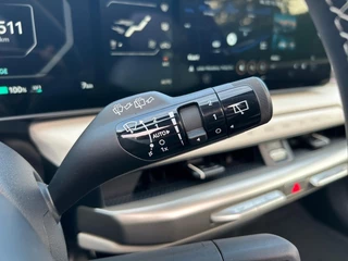 Kia EV4 Hatchback GT-PlusLine 81.4 kWh | Schuif/kanteldak | Lederen bekleding | 360 Graden camera | Head up display | Elektrische achterklep | Elektrische stoel verstelling met geheugen | Stoel verwarming + ventilatie voor | Dodehoek camera | Draadloze oplader / 26