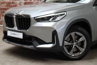 BMW X1 sDrive20i Executive Automaat  / Navigatiesyteem / Panoramadak / Achteruitrijcamera / DAB / Extra Getint Glas / 17 Inch / Dakdraagsysteem / Travelpack / DAB / Sportstoelen / Parkeersensoren voor+achter / 2