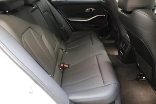 BMW 3 Serie Sedan 318i Executive Sport Line Automaat  / Live Cockpit Professional / Stoelverwarming / Parkeersensoren voor+achter / LED / 18 Inch / DAB / Climate Control / Shadow Line / Extra Getint Glas / Apple CarPlay / Cruise Control / Lichtpakket / 18