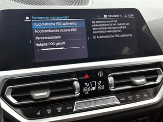 BMW 3-serie 330e xDrive | Dravit Grau | Camera | Stoelverwarming | Memory Stoelen | / 28