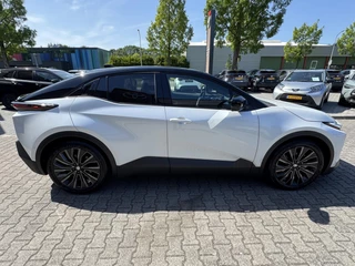 Toyota C-HR+ EXECUTIVE AWD 77 kWh NIEUW & DIRECT LEVERBAAR!! PREMIUM PACK PANO-DAK BLIND-SPOT PARK-SENSOREN 360° CAMERA STOEL/STUURVERW WARMTEPOMP EL-ACHTERKLEP / 5