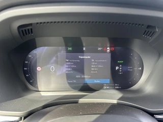 Volvo XC60 2.0 T6 Plug-in hybrid AWD Plus Black Edition LUCHTVERING | ELEK. TREKHAAK | STOEL + STOELVERWARMING | ACHTERBANK VERWARMD | HARMAN KARDON | RIJKLAAR | FABRIEKS GARANTIE T/M 7-2027 | PANO | / 8