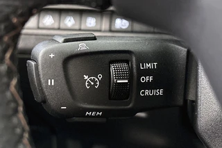 Peugeot 3008 1.6 HYbrid4 300 Blue Lease GT Pano Trekhaak FOCAL Stoelverwarming / 35