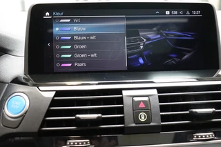 BMW iX3 High Executive 80 kWh Automaat  / Driving Assistant Professional / SOH 97% / Live Cockpit Professional / Trekhaak / Panoramadak / Adaptief Onderstel / Leder / Harman Kardon / Shadow Line / Head-Up Display / Adaptieve LED-koplampen / DAB / 20 Inch / 39