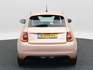 Fiat 500 3+1 Icon 42 kWh | Navigatie | Climate Controle | 17 Inch | Parkeersensoren | Bluetooth | 40.959 Km!! / 7