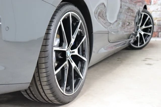 BMW 8 Serie M850i xDrive High Executive M Sport Pakket Automaat  / Live Cockpit Professional / Individual Leder Merino / Driving Assistant / Carbon Exterieur / Active Steering / Laserlight / M Sportremsysteem / Active Cruise Control met Stop en Go-functie / M Sportdifferentieel / Shadow Line / Achteruitrijcamera / Harman Kardon / 8