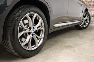 BMW X3 xDrive20i High Executive xLine Automaat  / Navigatie Professional / Leder / Trekhaak / 19 Inch / Adaptieve LED-koplampen / Stoelverwarming / Ambiance Verlichting / Parkeersensoren voor+achter / Sportstoelen / 7