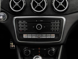 Mercedes-Benz A-klasse 180 d AMG White Art Edition Panoramadak Camera LED Stoelverwarming Sfeerverlichting Apple CarPlay/Android Auto Dealeronderhouden / 30