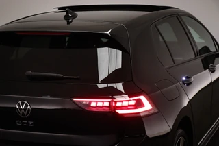 Volkswagen Golf 1.5 eHybrid GTE | LEDER | PANORAMADAK | HEAD UP | STOELVENTILATIE | STUURVERWARMING | TREKHAAK | 18" / 27