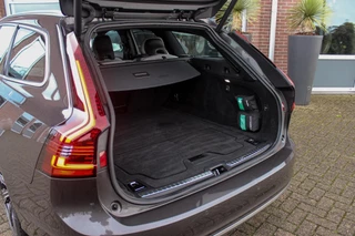 Volvo V90 2.0 B4 Business Pro Inscription| BTW auto | 1e eigenaar | NL auto | 20 inch | Panoramadak | Harman Kardon | BLIS | Stuurverwarming | Stoelverwarming | Head-up | Trekhaak | Cruise control / 31