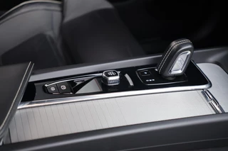 Volvo XC60 T6 Recharge AWD R-Design | Stoelverwarming | Parkeercamera | Panoramadak | Memorystoel | Keyless / 28