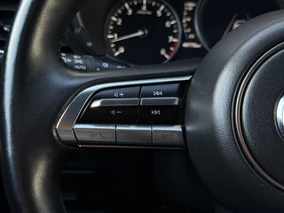 Mazda 3 2.0 e-SkyActiv-G M Hybrid 122 Comfort met Bose | Apple Carplay / Android Auto | Navigatiesysteem | Licht + Regensensor | Elektrisch Verstelbare Bestuurderstoel  | Stoel + Stuurverwarming | Parkeersensoren Voor + Achter | Camera Achter | 18"Lichtmetalen velgen | Lederen Bekleding | Cruise Control Adaptief / 24