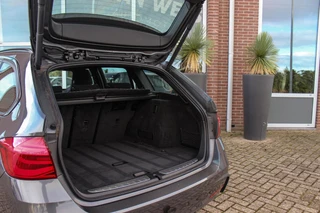 BMW 3-serie Touring 318i Corporate Lease Executive | M Sport pakket | Stoelverwarming | LED | Navigatie Professional | Bluetooth | Sportstoelen | M-sportstuur | PDC | Shadow Line / 32