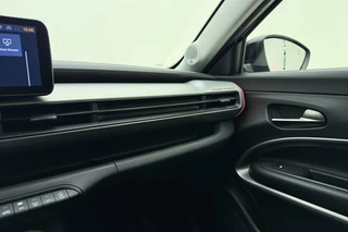 Jeep Avenger 1.2 e-Hybrid Summit Automaat | JBL Soundsystem| Navigatie | Draadloze telefoonlader | Elektrische achterklep | Camera | Keyless | Carplay / 30