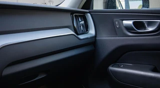 Volvo XC60 2.0 T6 Plug-in hybrid AWD Core Bright Panorama|Leder / 17