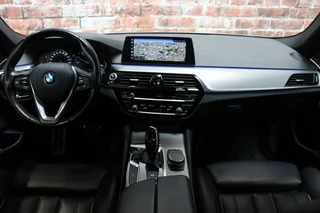 BMW 5 Series Touring 520i High Executive M Sport Pakket Automaat  / Navigatiesysteem Professional / Adaptieve LED-koplamp / Hifi / Climate Control / Parkeersensoren / Sfeerverlichting / Chrome Line / Sportstoelen / Cruise Control / Stoelverwarming / 13
