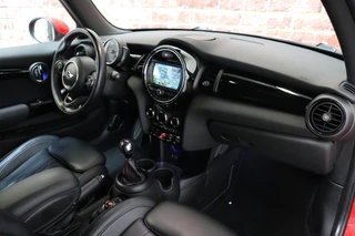 MINI Cooper Hatchback Chili Serious Business 3 deurs / Navigatiesysteem / Leder / John Cooper Works Exterieurpakket / Lichtpakket / Extra Getint Glas / Climate Control / Parkeersensoren / LED / Bluetooth / Cruise Control / Sportstoelen / 17 Inch / 19
