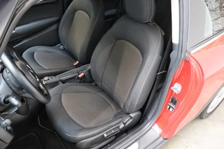MINI Cooper Hatchback Pepper Business Automaat 3 deurs  / Navigatiesysteem / Cruise Control / Achteruitrijcamera / Comfort Access / Bluetooth / Climate Control / Lichtpakket / Parkeersensoren  / 16 Inch / Chrome Line / 14