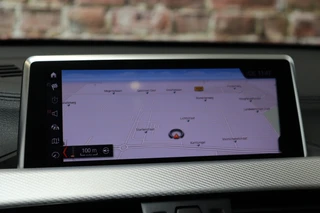 BMW X1 sDrive18i High Executive M Sport Pakket Automaat  / Navigatiesysteem Professional / Panoramadak / 18 Inch / LED / Stoelverwarming / Achteruitrijcamera / Extra Getint Glas / Harman Kardon / Shadow Line / Parkeersensoren voor+achter / 18