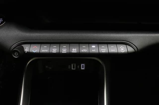 Jeep Avenger 1.2 Altitude 100 PK | Navigatie | Climate control | Camera | Parkeersensoren | Keyless | Lichtmetalen velgen | Parkeersensoren / 23