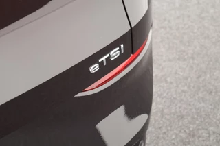 Volkswagen T-Roc 1.5 eTsi 150pk DSG R-Line First Edition Trekhaak Camera Keyless Stoelverwarming Virtual Cockpit Carplay / 55
