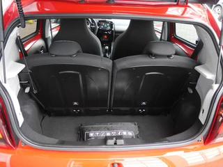 Peugeot 108 1.0 e-VTi Allure | Apple carplay | Achteruitrijcamera | Dab | Mistlampen | Zwart dak | Extra getint glas | Climate control | 5 deurs | Stuurwielbediening / 11