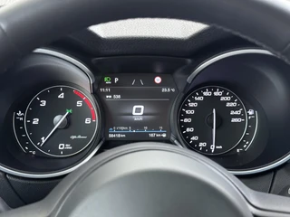 Alfa Romeo Stelvio 2.2 JTD AWD Veloce Automaat | VAN: € 34.900- VOOR: € 32.877,- UW HERFSTVOORDEEL: € 2.023,- | CAMERA| STOEL + STUURVERWARMING + MEMORY| KEY LESS ENTRY | LEDER | ADAPT. CRUISE CONTROL | 12 MND BOVAG GARANTIE / 34
