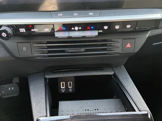 Opel Grandland Electric Business Edition 73 kWh | ECC | Navigatie | Elektrisch glazen panorama-dak | Matrix LED Verlichting | Cruise control | Camera | Winterpakket | 19" LM-Velgen / 11