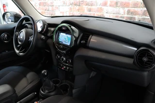 MINI Cooper Hatchback Business 3 deurs  / Navigatiesysteem / Airconditioning / Cruise Control / Bluetooth / Audio / 15 Inch / Elektrisch Pakket / 18