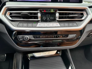 BMW IX3 M SPORT pakket 80 kWh, panoramadak, SOH 98,2 %,vol opties, 1 e eigenaar,conjac sport leder, Origineel NL auto met nap / 18