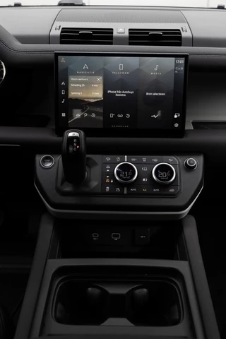 Land Rover | Defender 3.0 D250 110 MHEV SE | Luchtvering | Groot Infotainmentscherm | Premium Audio by Meridian | Black Pack | FULL LED | / 26