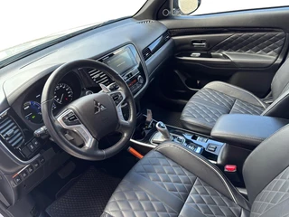 Mitsubishi Outlander 2.4 PHEV Instyle | Trekhaak | Leder | Schuif-kantel dak | Rondom camera | Elektrisch. Achterklep | Stoel en stuurverwarming | Set winterwielen | / 16