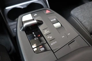 BMW X1 sDrive20i Executive Automaat  / Navigatiesyteem / Panoramadak / Achteruitrijcamera / DAB / Extra Getint Glas / 17 Inch / Dakdraagsysteem / Travelpack / DAB / Sportstoelen / Parkeersensoren voor+achter / 20