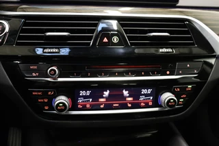 BMW 5 Serie Touring 540i xDrive High Executive Automaat  / Harman Kardon / Adaptief Onderstel / Driving Assistant / Achteruitrijcamera / Navigatie Professional / Cruise Control / Sportstoelen / Parking Assistant / Zonnescherm / Climate Control / 18 Inch / Stoelverwarming voor+achter / 22
