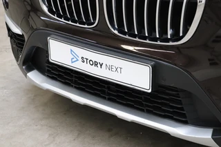 BMW X1 sDrive20i High Executive xLine Automaat  / Navigatiesysteem Plus / Trekhaak / Achteruitrijcamera / Leder / Head-Up Display / 18 Inch / 18 Inch / Stoelverwarming / Extra Getint Glas / Lichtpakket / 8