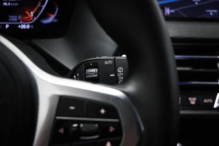 BMW 1-serie 118i Executive Edition | HALF LEDER | DAB | APPLE | DRAADLOZE LADER | CAMERA | 17" / 32