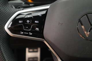 Volkswagen T-Roc 1.5 TSI 150pk DSG R-Line Business+ Black Style Trekhaak Camera Beats Stoelverwarming LED Navigatie / 18