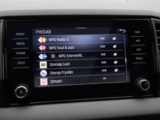 Skoda Karoq 1.5 TSi 150 Pk Automaat Sportline Business | Trekhaak | Stoel/Stuurverwarming | Panorama dak | Matrix LED | Camera | CarPlay | Parkeersensoren | 18 Inch | 50.137 Km !! / 30