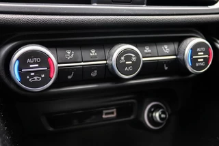 Alfa Romeo Giulia 2.0 Super 200PK Leder l Carplay l Camera l Winterpakket | Memory / 17