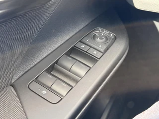 Toyota C-HR 2.0 PLUG-IN HYBRID 220 FIRST EDITION STOEL/STUURVERW BLIND-SPOT PARK-SENSOREN NAVI APPLE/ANDROID EL-ACHTERKLEP 18" LM-VELGEN / 20