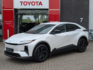 Toyota C-HR+ First Edition 77 kWh NIEUW & DIRECT LEVERBAAR! STOEL/STUURWIELVERWARMING WARMTEPOMP PDC VOOR + ACHTER CAMERA