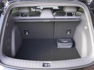 Leapmotor B05 ProMax Design 67.1 kWh | Panoramadak | Elektrisch verstelbare stoelen | Stuurwiel verwarming | Apple carplay/Android auto | Sfeerverlichting | Regensensor | Privacyglas | 19 inch lichtmetalen velgen / 10