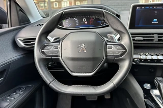 Peugeot 3008 1.2 PureTech Allure / 15