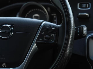 Volvo V40 2.0 D3 150 PK Business Sport R-Design Panoramadak Harman Kardon LED Standkachel Trekhaak Stoelverwarming 18" / 22