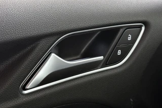Audi A3 Sportback 30 TFSI Advance Sport S-Line Trekhaak Stoelverwarming Navi Virtual / 38