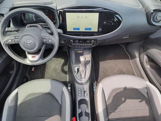 Toyota Aygo X Hybrid 115 GR Sport CABRIODAK NIEUW IN DE SHOWROOM DIRECT LEVERBAAR 18'' LM-VELGEN PDC STOELVERWARMING AD-CRUISE / 15